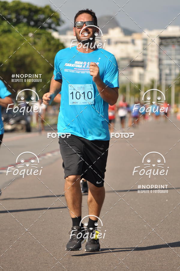 Buy your photos of the event21KES - Meia Maratona do Esprito Santo on Fotop