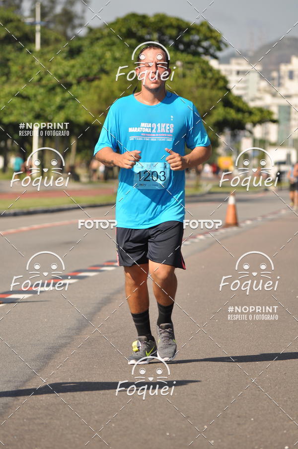 Buy your photos of the event21KES - Meia Maratona do Esprito Santo on Fotop
