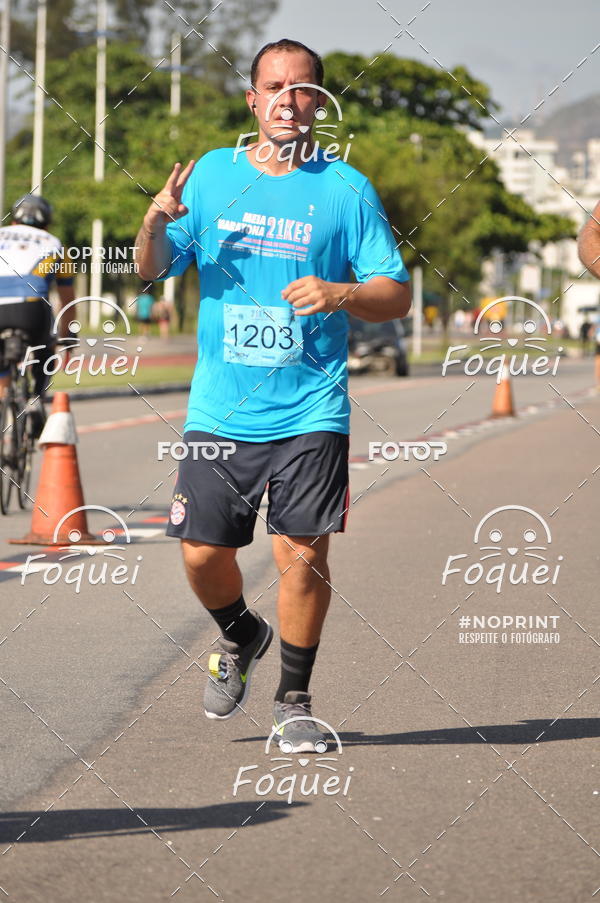 Buy your photos of the event21KES - Meia Maratona do Esprito Santo on Fotop