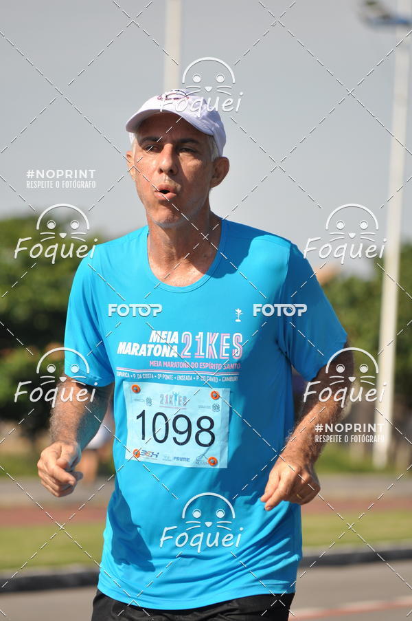 Buy your photos of the event21KES - Meia Maratona do Esprito Santo on Fotop