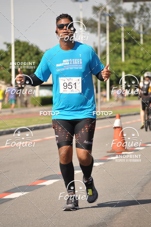 Buy your photos of the event21KES - Meia Maratona do Esprito Santo on Fotop