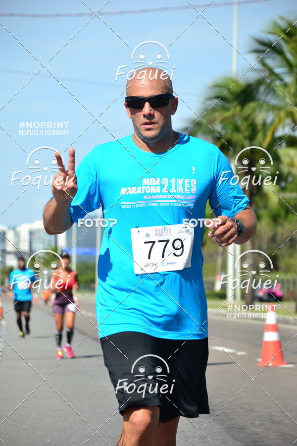 Buy your photos of the event21KES - Meia Maratona do Esprito Santo on Fotop