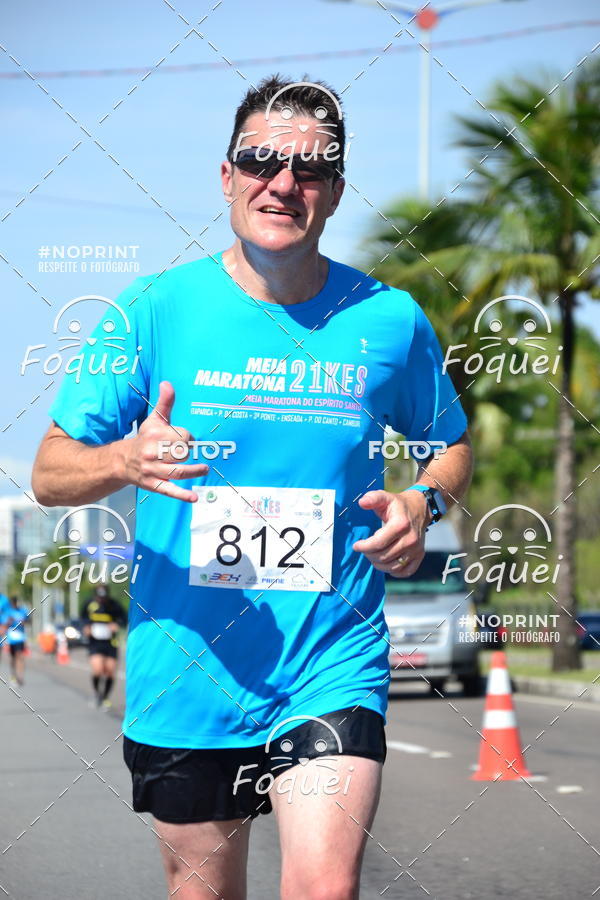 Buy your photos of the event21KES - Meia Maratona do Esprito Santo on Fotop