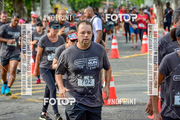 Achetez vos photos de l'�v�nementSantander Track&Field Run Series - Shopping da Bahia sur Fotop