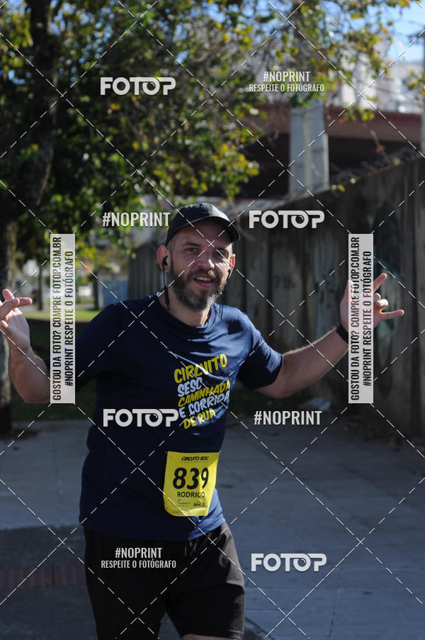 Buy your photos of the event24 etapa do Circuito Sesc Corrida e Caminhada de Rua do Paran (Etapa Curitiba) on Fotop