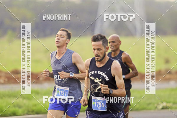 Buy your photos of the event4� Ua�a� Night Run on Fotop