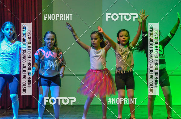 Buy your photos of the eventApresentao de dana  da Escola Uruguai na Escola Rainha do Brasil on Fotop