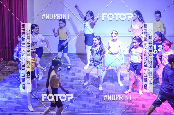 Buy your photos of the eventApresenta��o de dan�a  da Escola Uruguai na Escola Rainha do Brasil on Fotop