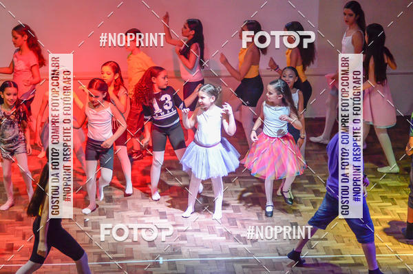 Buy your photos of the eventApresenta��o de dan�a  da Escola Uruguai na Escola Rainha do Brasil on Fotop