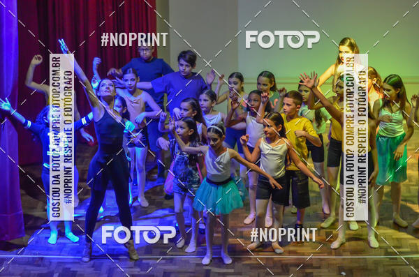 Buy your photos of the eventApresenta��o de dan�a  da Escola Uruguai na Escola Rainha do Brasil on Fotop