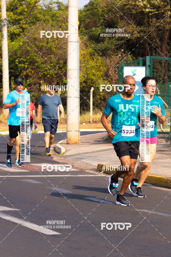 Achetez vos photos de l'vnement2 Corrida Shopping Jaragu sur Fotop