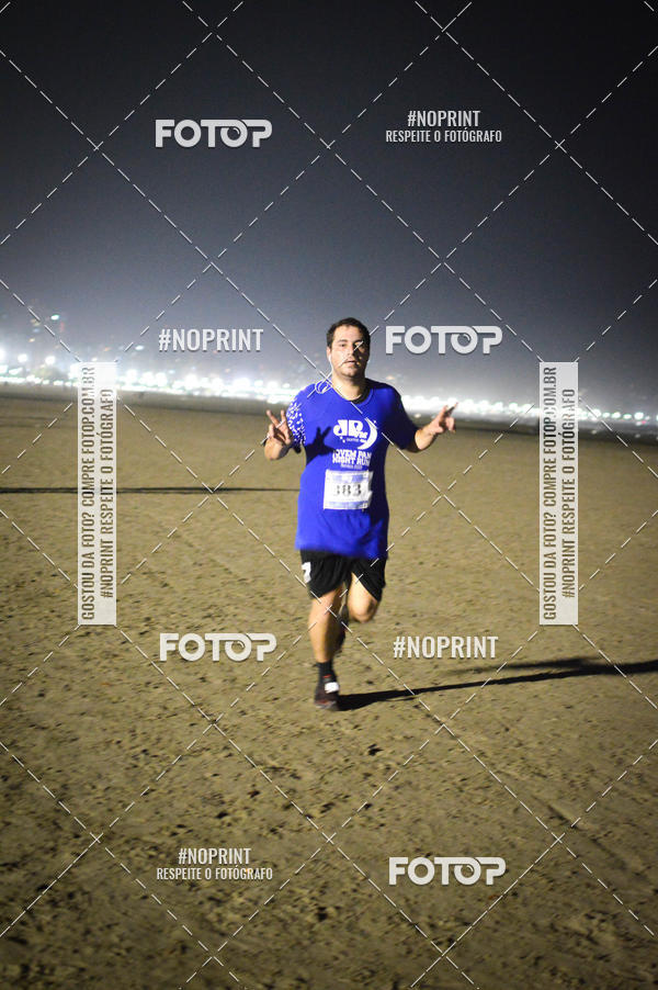 Buy your photos of the eventJovem Pan Night Run Santos on Fotop