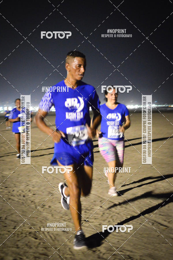 Buy your photos of the eventJovem Pan Night Run Santos on Fotop