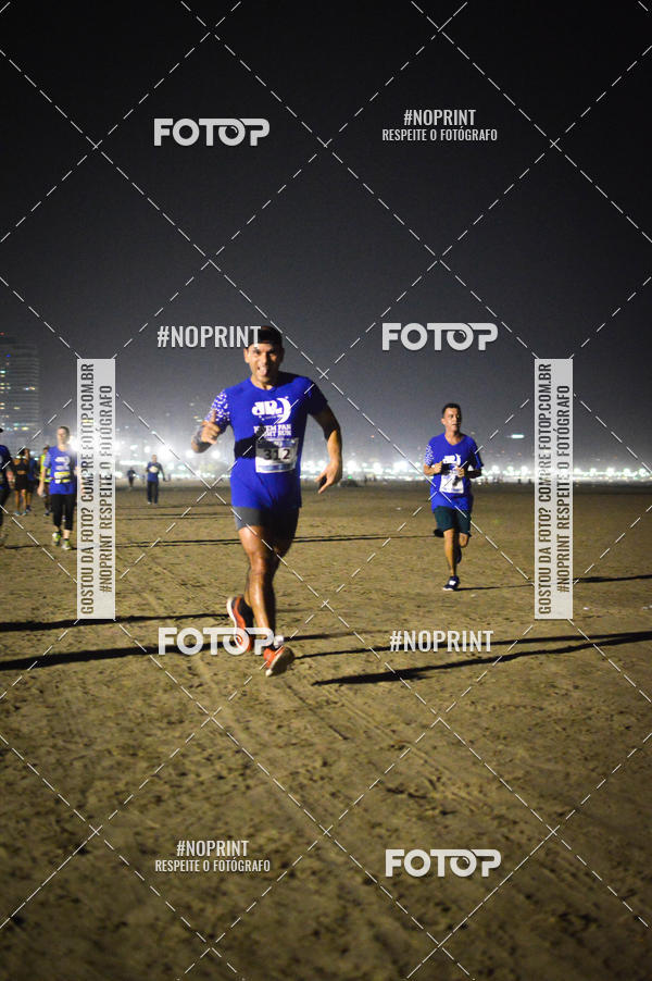 Buy your photos of the eventJovem Pan Night Run Santos on Fotop