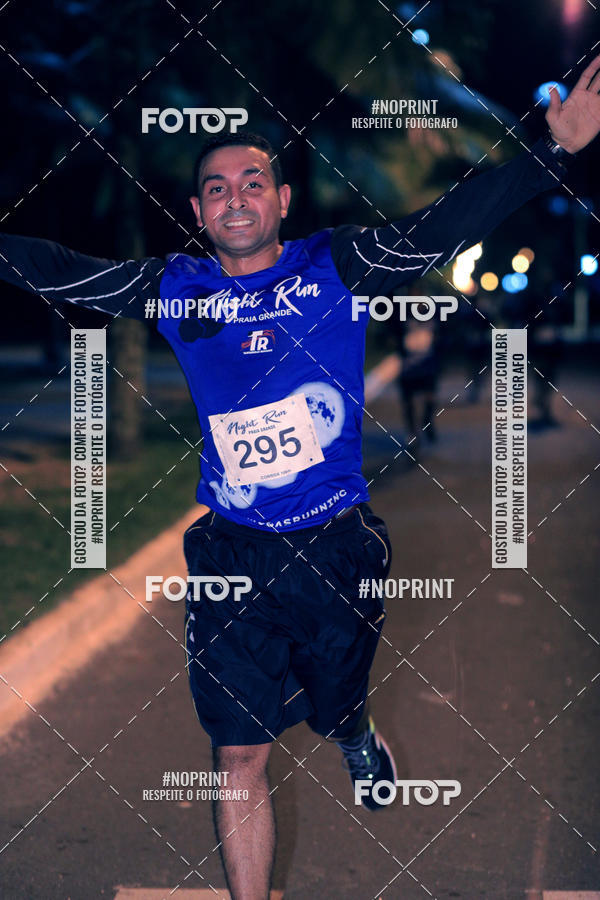 Buy your photos of the eventNight Run 5K 10K Praia Grande on Fotop