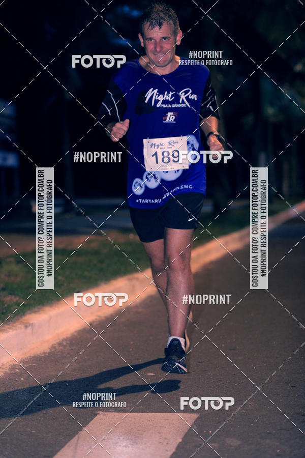 Buy your photos of the eventNight Run 5K 10K Praia Grande on Fotop