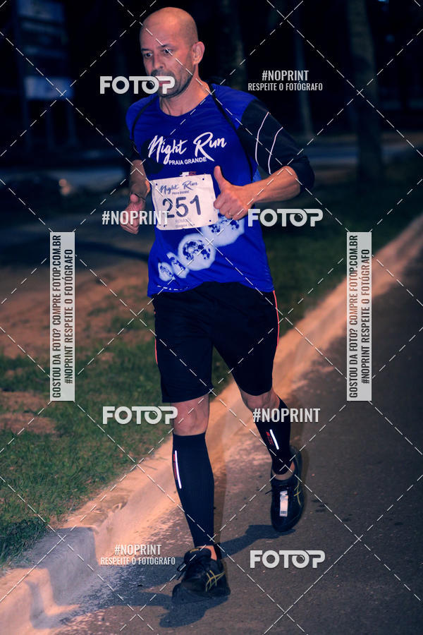 Buy your photos of the eventNight Run 5K 10K Praia Grande on Fotop