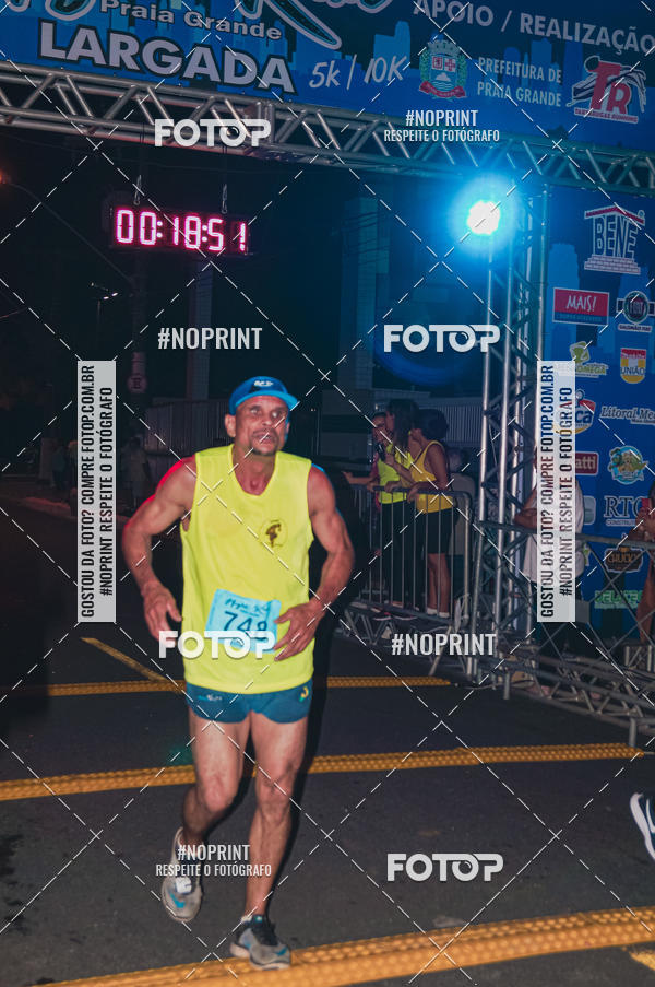 Buy your photos of the eventNight Run 5K 10K Praia Grande on Fotop
