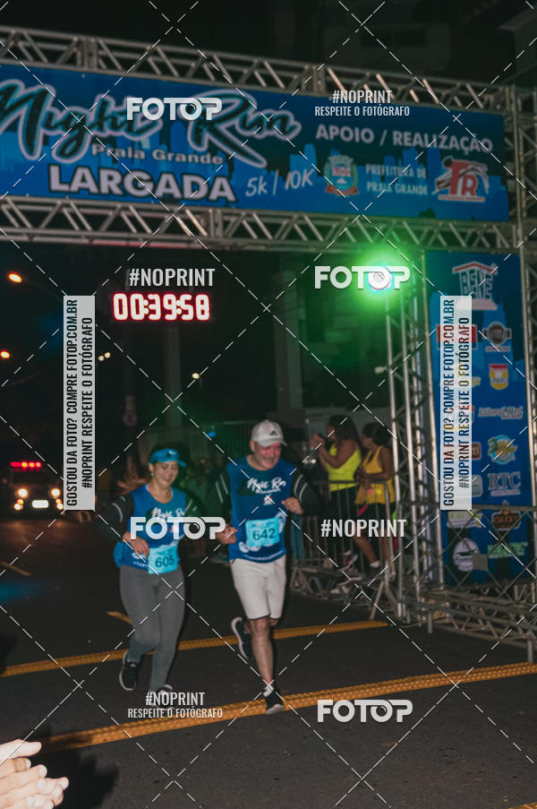 Buy your photos of the eventNight Run 5K 10K Praia Grande on Fotop
