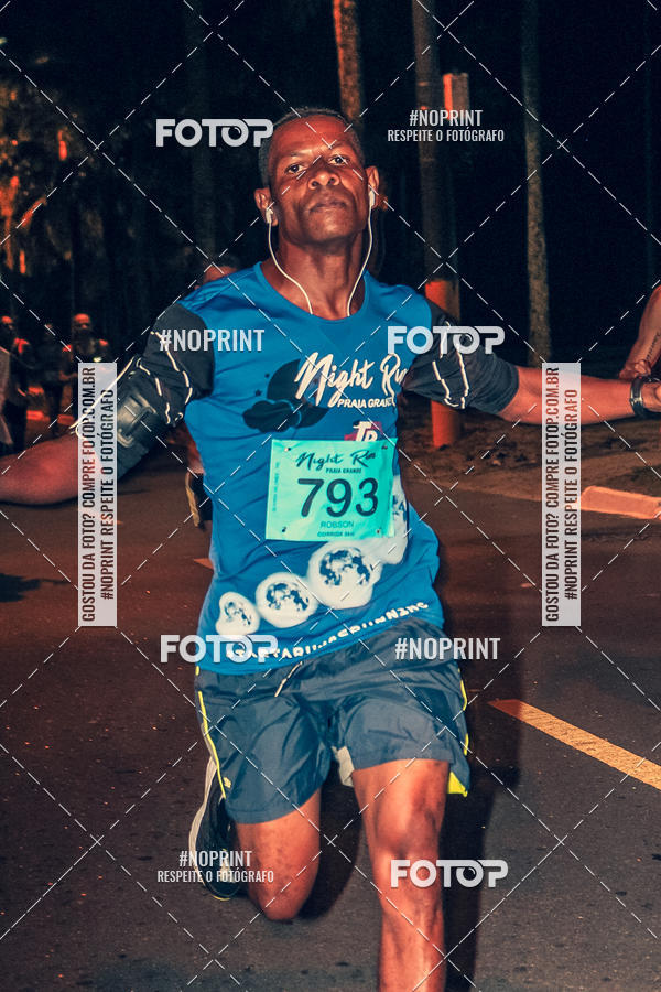 Buy your photos of the eventNight Run 5K 10K Praia Grande on Fotop
