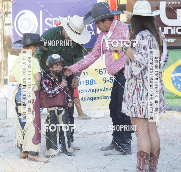 Buy your photos of the eventFestival Sertanejo de Jandira - Rodeio em Carneiro on Fotop