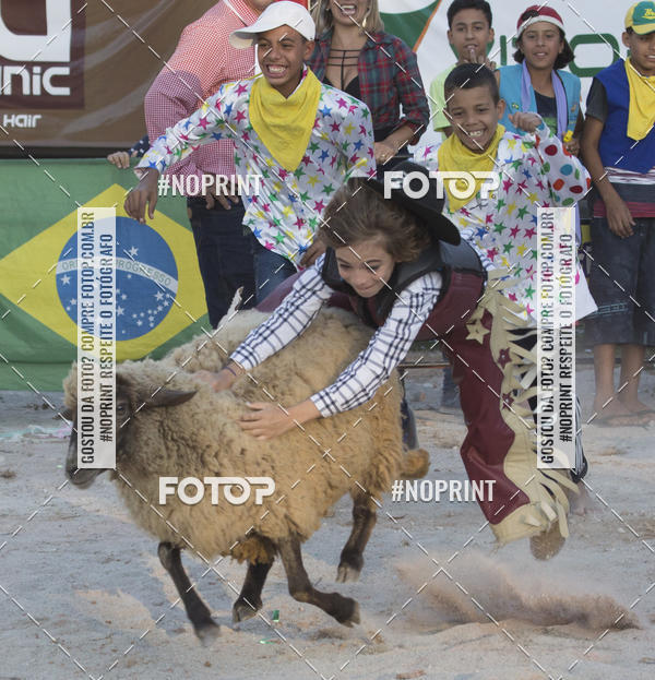 Buy your photos of the eventFestival Sertanejo de Jandira - Rodeio em Carneiro on Fotop