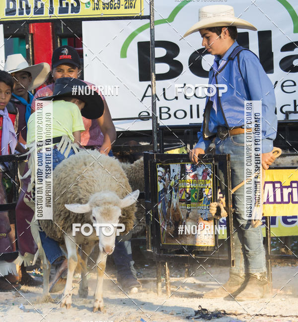 Buy your photos of the eventFestival Sertanejo de Jandira - Rodeio em Carneiro on Fotop