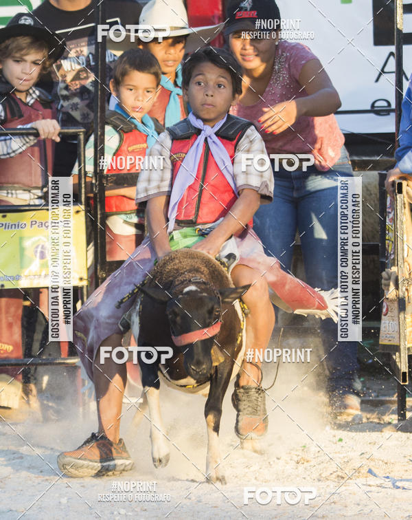 Buy your photos of the eventFestival Sertanejo de Jandira - Rodeio em Carneiro on Fotop