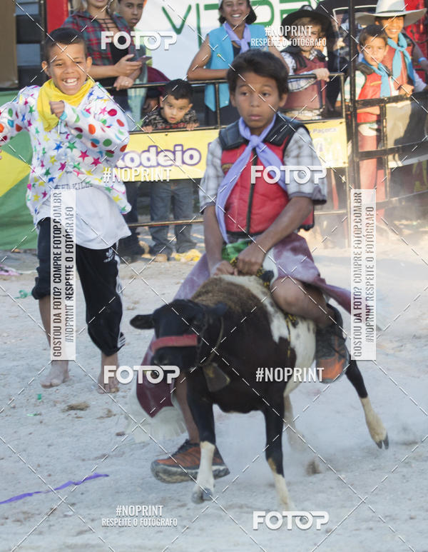 Buy your photos of the eventFestival Sertanejo de Jandira - Rodeio em Carneiro on Fotop