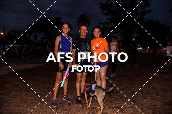 Achetez vos photos de l'vnementNeon Night Run 2019 - Belo Horizonte sur Fotop