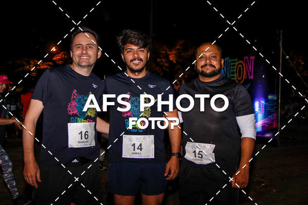Achetez vos photos de l'vnementNeon Night Run 2019 - Belo Horizonte sur Fotop