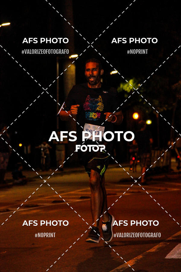 Achetez vos photos de l'vnementNeon Night Run 2019 - Belo Horizonte sur Fotop