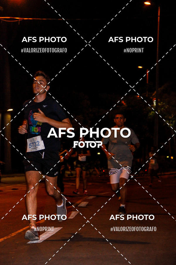 Achetez vos photos de l'vnementNeon Night Run 2019 - Belo Horizonte sur Fotop