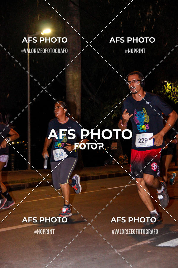 Achetez vos photos de l'vnementNeon Night Run 2019 - Belo Horizonte sur Fotop