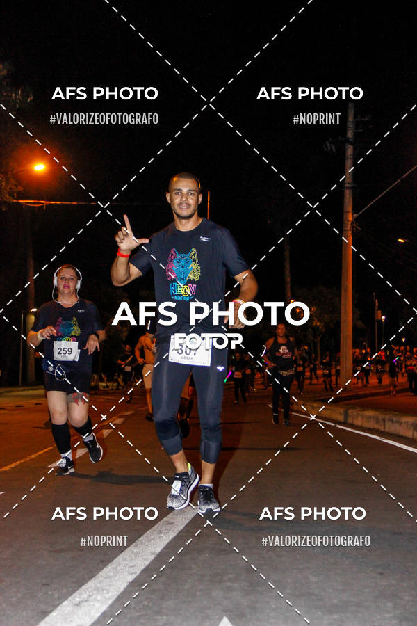 Achetez vos photos de l'vnementNeon Night Run 2019 - Belo Horizonte sur Fotop