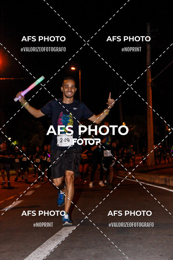 Achetez vos photos de l'vnementNeon Night Run 2019 - Belo Horizonte sur Fotop
