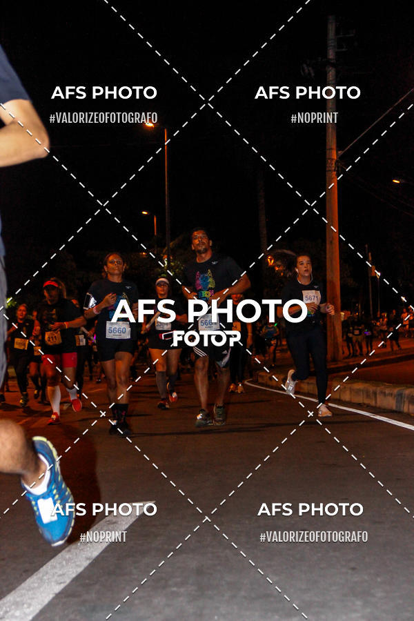 Achetez vos photos de l'vnementNeon Night Run 2019 - Belo Horizonte sur Fotop