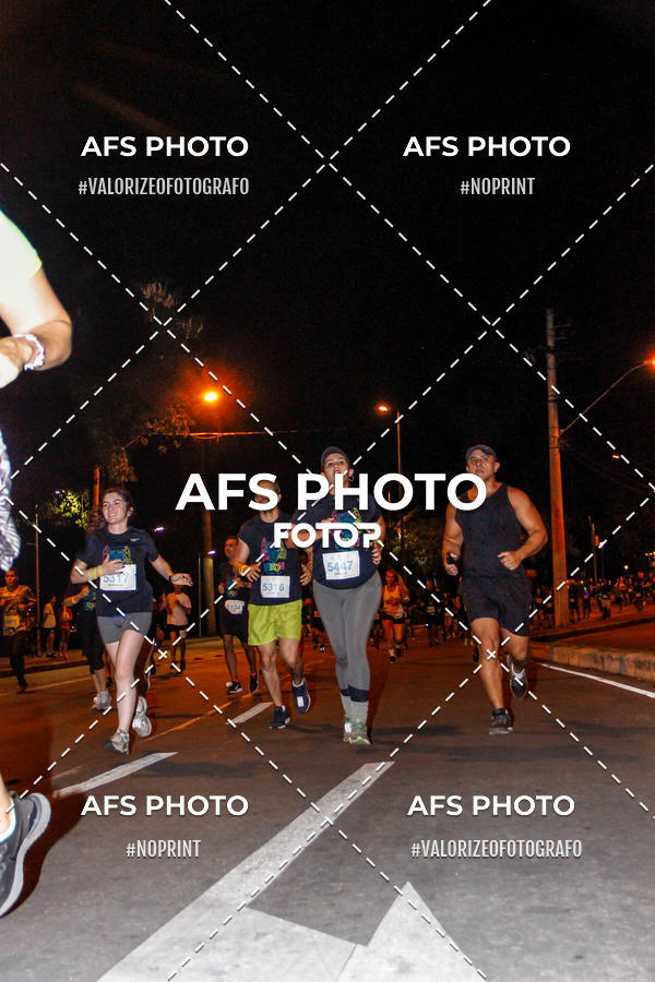 Achetez vos photos de l'vnementNeon Night Run 2019 - Belo Horizonte sur Fotop
