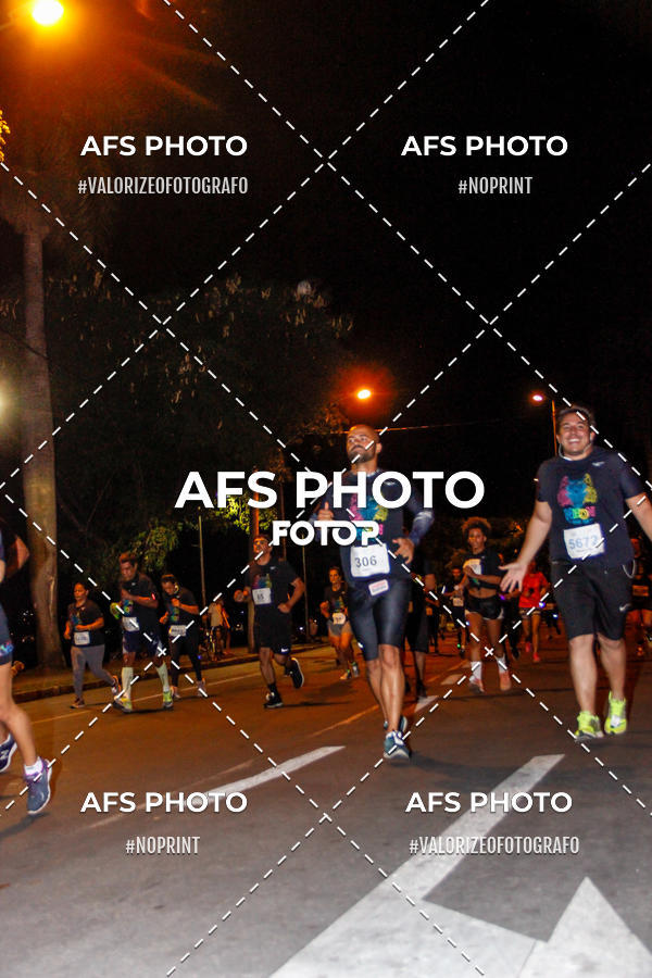 Achetez vos photos de l'vnementNeon Night Run 2019 - Belo Horizonte sur Fotop