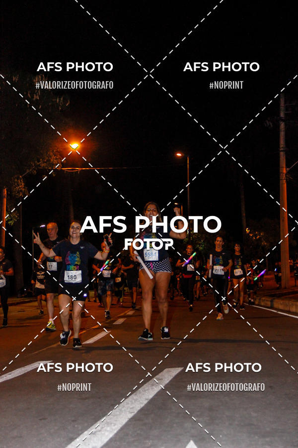 Achetez vos photos de l'vnementNeon Night Run 2019 - Belo Horizonte sur Fotop