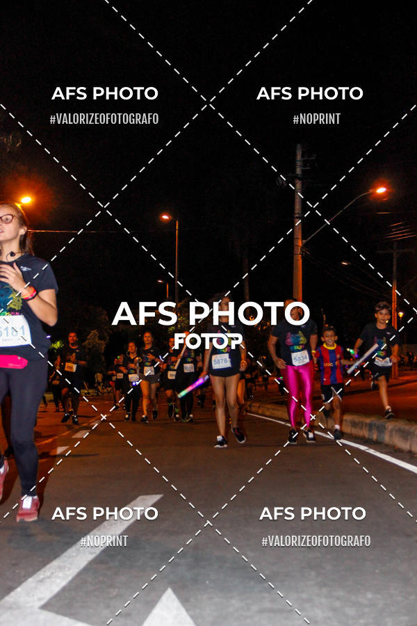 Achetez vos photos de l'vnementNeon Night Run 2019 - Belo Horizonte sur Fotop