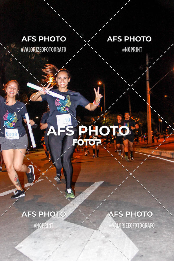 Buy your photos of the eventNeon Night Run 2019 - Belo Horizonte on Fotop