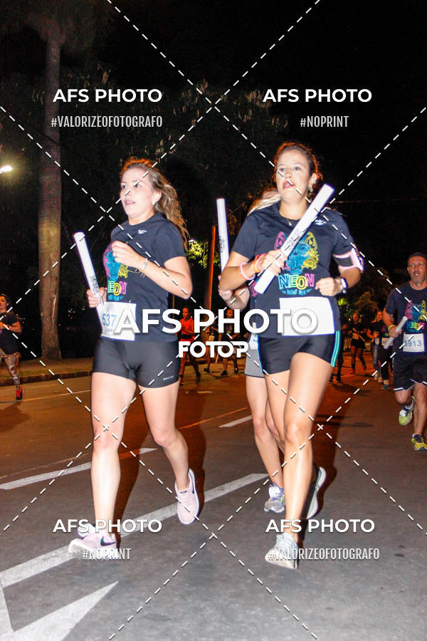 Achetez vos photos de l'vnementNeon Night Run 2019 - Belo Horizonte sur Fotop