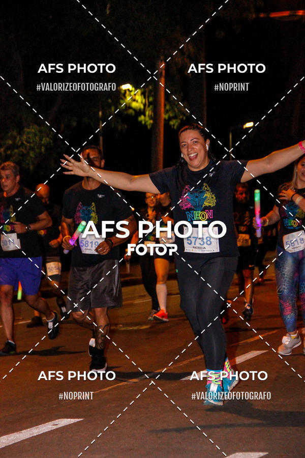 Achetez vos photos de l'vnementNeon Night Run 2019 - Belo Horizonte sur Fotop