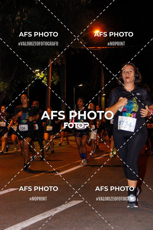 Achetez vos photos de l'vnementNeon Night Run 2019 - Belo Horizonte sur Fotop