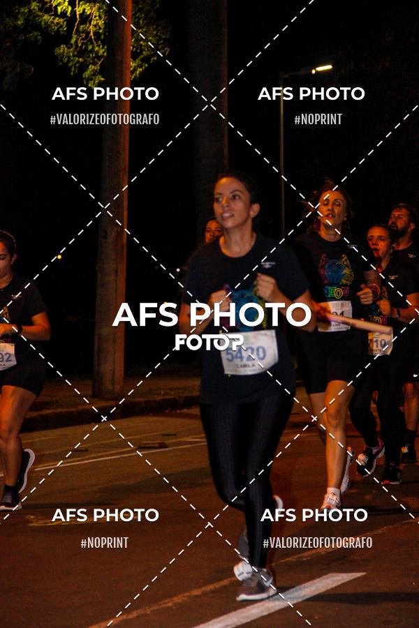 Achetez vos photos de l'vnementNeon Night Run 2019 - Belo Horizonte sur Fotop