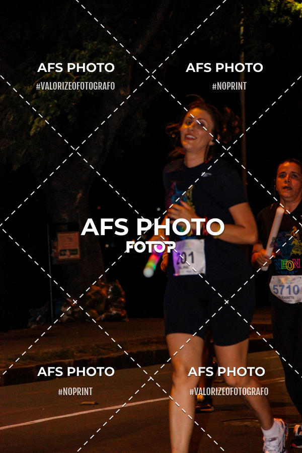 Achetez vos photos de l'vnementNeon Night Run 2019 - Belo Horizonte sur Fotop