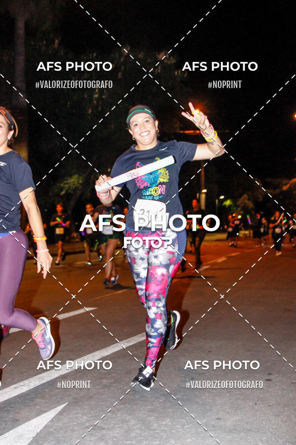 Achetez vos photos de l'vnementNeon Night Run 2019 - Belo Horizonte sur Fotop