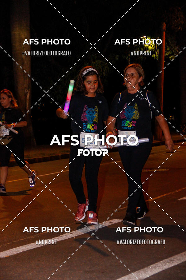 Achetez vos photos de l'vnementNeon Night Run 2019 - Belo Horizonte sur Fotop