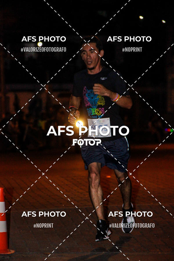 Achetez vos photos de l'vnementNeon Night Run 2019 - Belo Horizonte sur Fotop